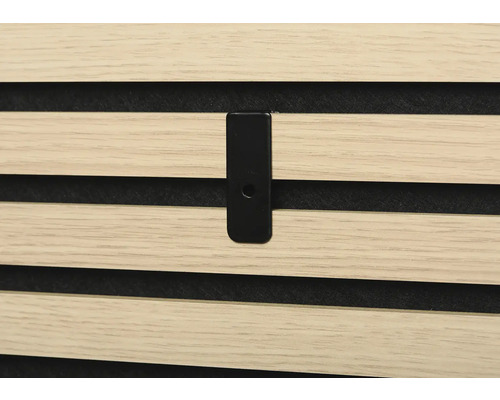 Detalj av en akustikplatta med fästklämma