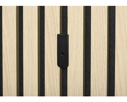 Närbild av en akustikpanel i trä med monteringsklämma