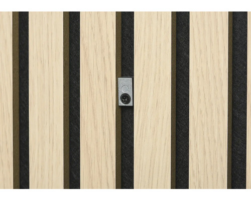 Detaljbild av en akustikpanel med fästklämma