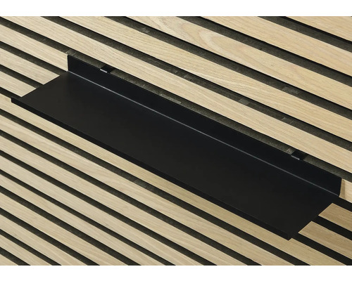 Svart vägghylla framför trävägg