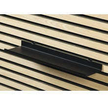 Svart vägghylla på träpanel