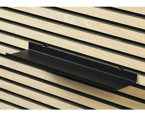 Svart vägghylla på träpanel