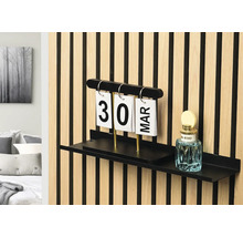Väggpanel med kalender och dekorationsartiklar på en hylla
