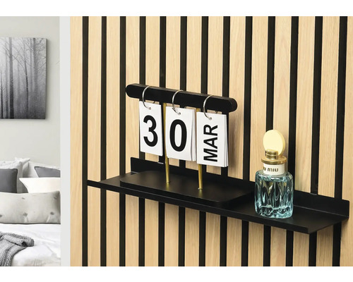Väggpanel med kalender och dekorationsartiklar på en hylla