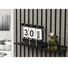 Dekorativ hylla med kalender och dekoration