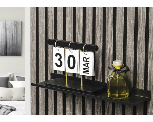 Dekorativ hylla med kalender och dekoration