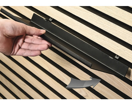 Montering av en svart metallist på en väggpanel