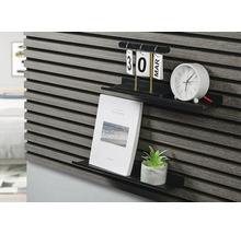 Dekorativ väggpanel med två hyllor, dekorerad med en krukväxt, en bok, en kalender och en klocka.