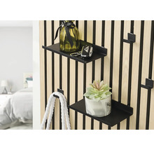 Väggpanel med hyllor och krokar för dekorationer och tillbehör