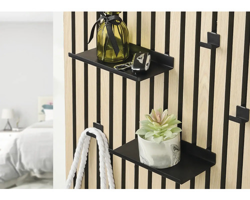 Väggpanel med hyllor och krokar för dekorationer och tillbehör