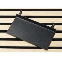 Svart metallhylla med fäste för väggmontering.