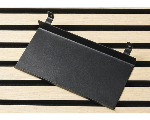 Svart metallhylla med fäste för väggmontering.