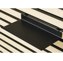 Svart hylla för upphängning på en träpanel