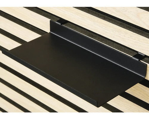 Svart hylla för upphängning på en träpanel