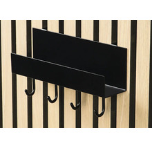 Svart hängande förvaring med hylla och krokar på en lamellvägg