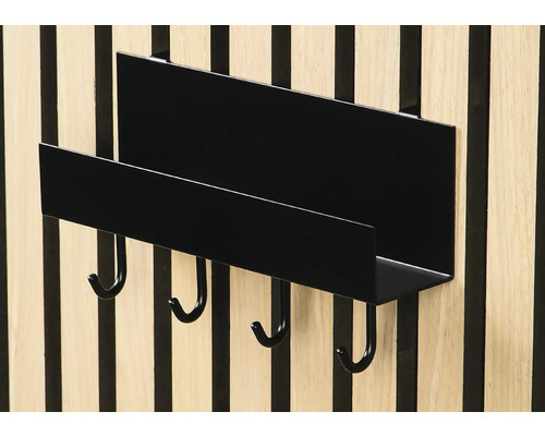 Svart hängande förvaring med hylla och krokar på en lamellvägg