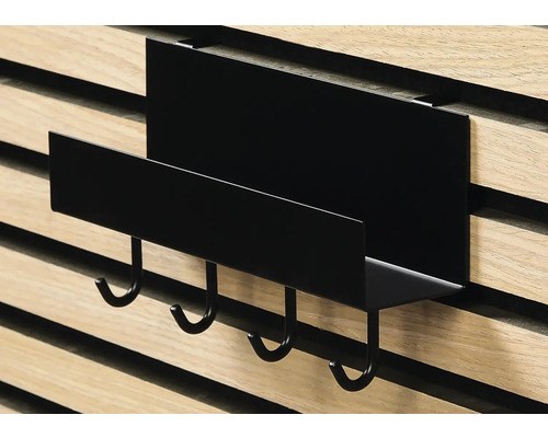 Svart vägghylla med krokar för förvaring