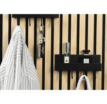 Garderob med jacka, nyckelring och parfymflaskor