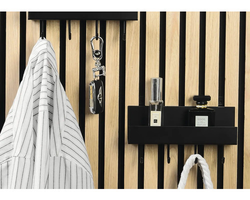 Garderob med jacka, nyckelring och parfymflaskor