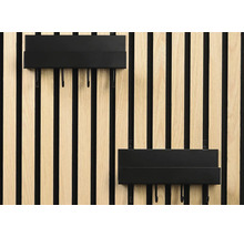 Två svarta kroklistor på en trävägg