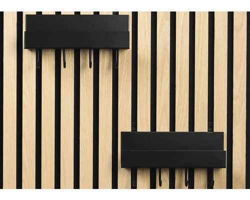 Två svarta kroklistor på en trävägg