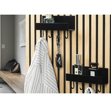 Vägghängare med förvaringsfack och krokar för jackor, nycklar och dekoration på en trävägg