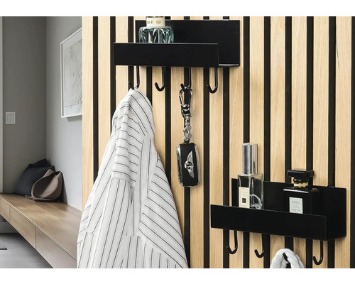 Vägghängare med förvaringsfack och krokar för jackor, nycklar och dekoration på en trävägg