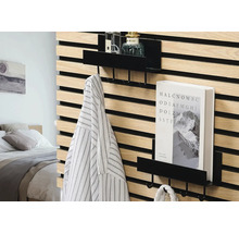 Vägghängd klädhängare i trä med krokar för förvaring av kläder och accessoarer