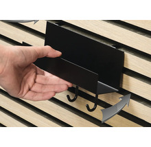 Svart metallhatthylla med krokar för väggmontering