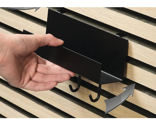 Svart metallhatthylla med krokar för väggmontering