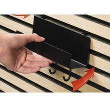 Svart väggorganisatör med krokar för montering på en väggpanel.