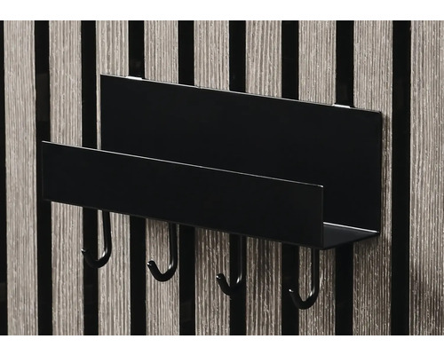 Svart vägghylla med krokar för hall