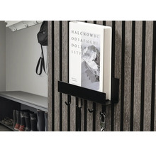 Hall med garderobspanel, bänk och skohylla