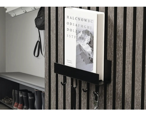 Hall med garderobspanel, bänk och skohylla