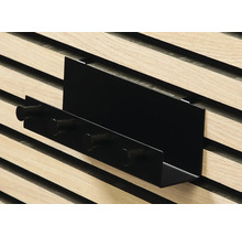 Svart vägghängare med krokar för montering på en trävägg