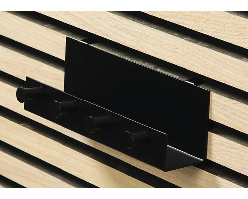 Svart vägghängare med krokar för montering på en trävägg