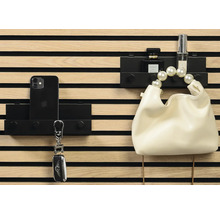 Vägghängare med mobiltelefon, nyckelring, handväska och parfymflaskor