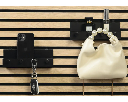 Vägghängare med mobiltelefon, nyckelring, handväska och parfymflaskor