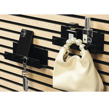 Väggmonterad garderob med hylla, mobiltelefon, nyckelring, handväska och parfymflaskor