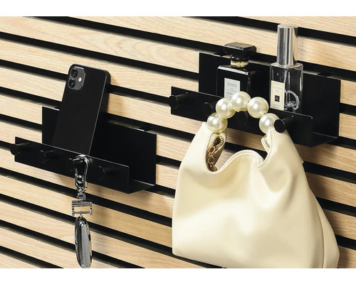 Väggmonterad garderob med hylla, mobiltelefon, nyckelring, handväska och parfymflaskor