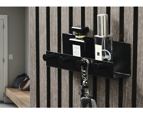 Svart vägghängare med hylla för nycklar och dekoration