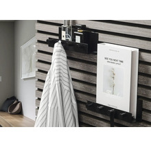 Vägghängare med krokar och hylla för accessoarer i hallen.