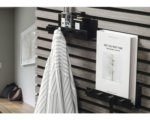 Vägghängare med krokar och hylla för accessoarer i hallen.