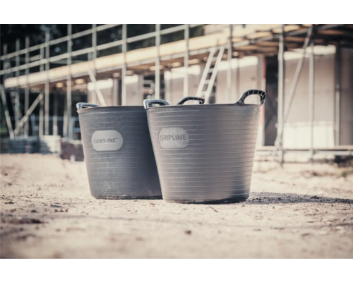Två murbruksbaljor av märket Gripline på en byggarbetsplats.