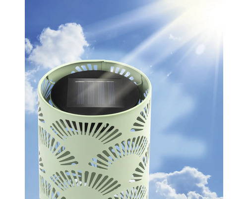 Dekorativ solarlampa med perforerat mönster för utomhusbruk.