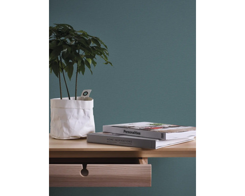 Dekorativ scen med växt, böcker och skrivbord