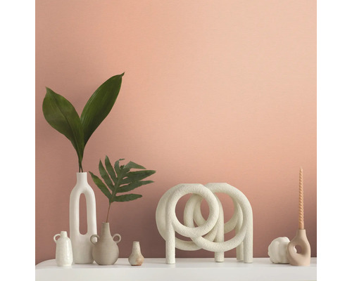 Dekorativa vaser och ljusstakar på en hylla.