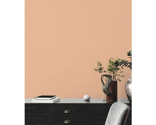 Vardagsrum med byrå, dekoration och enfärgad tapet