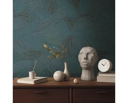 Miljöbild med mönstrade tapeter, dekorationer och träskänk