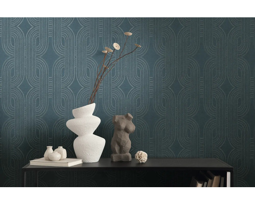 Dekorativ tapet med geometriskt mönster, kombinerat med vaser och dekorationer på en hylla